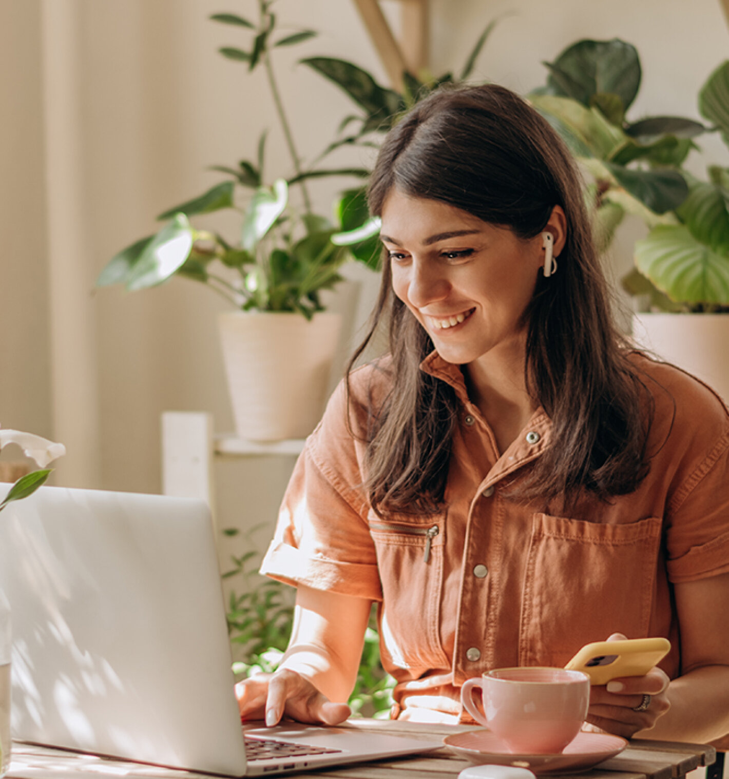 Smilende kvinde ved computer
