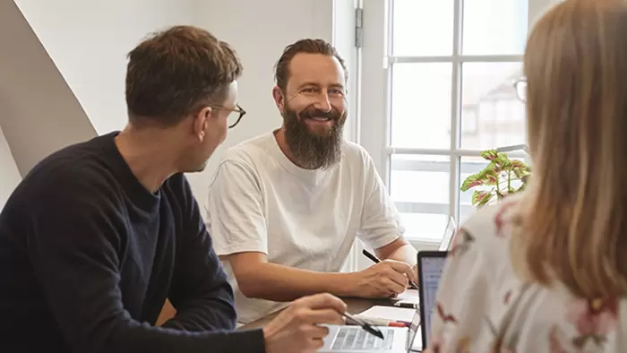 Billede af medarbejdere på kontor