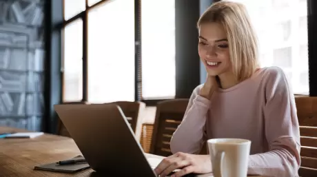 glad kvinde ved laptop