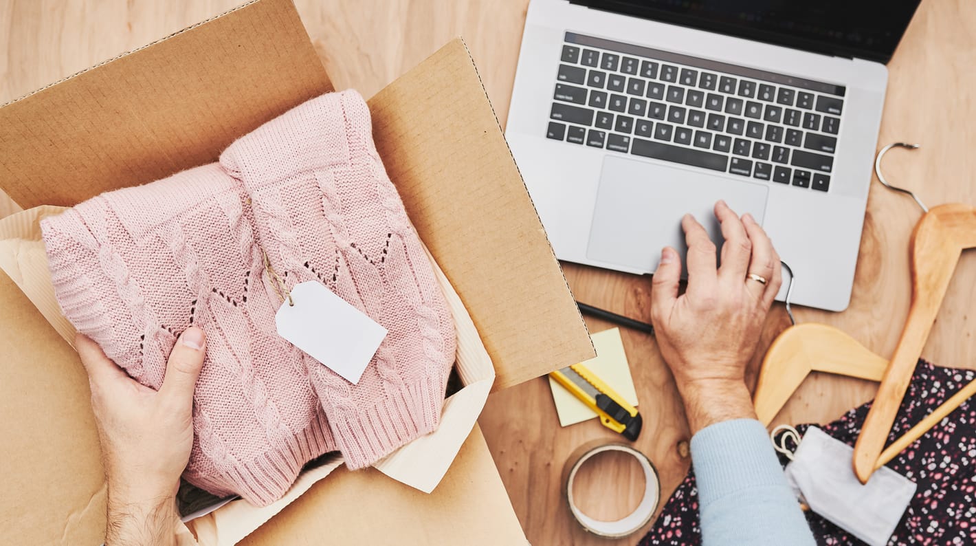 Mand i gang med at pakke webshop ordre